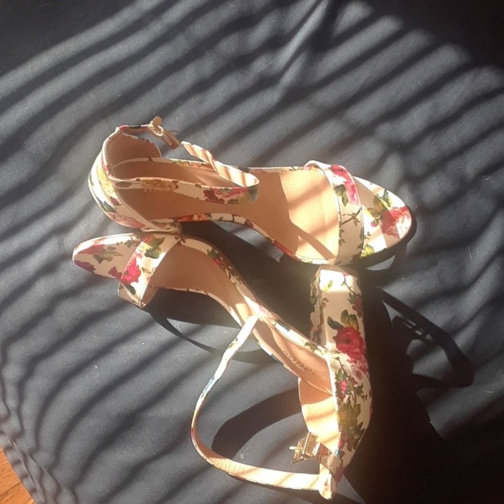 Shoes - Picture 2 of 5